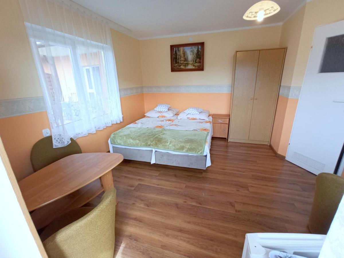Noclegi U Krystyny Rewal Exterior photo